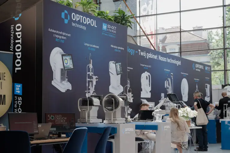 Stoisko targowe Optopol z prezentacją technologii medycznych